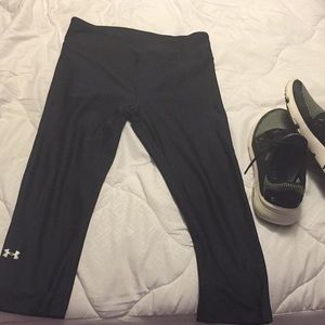 Like new under armour black athletic capris